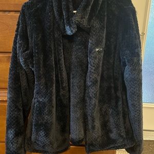 Like new Women’s Columbia fleece jacket size XL in black.